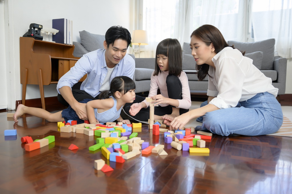 Mindful Parenting: Ketika Orang Tua Hadir, Bukan Sekadar Mengasuh